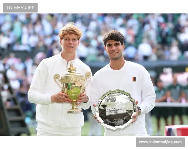阿尔卡拉斯总决赛失利后微笑致意，与辛纳拥抱致意